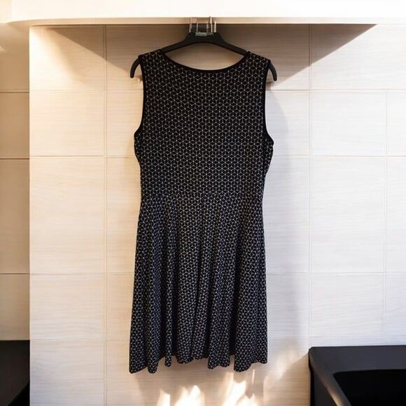 Kaileigh Women's Navy Blue and White Sleeveless Dress – Size Medium - Picture 3 of 8